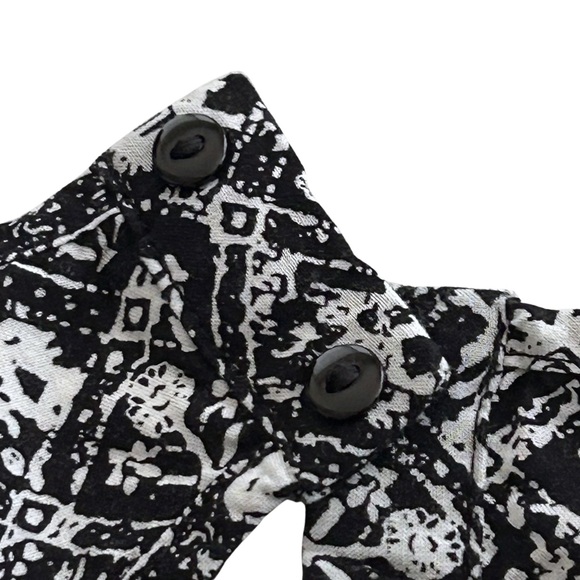 Flowy Abstract Pattern Mini Dress with Keyhole Cutout Back - XS - Black & White - Picture 6 of 11